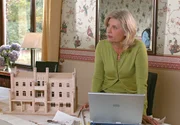 Die studierte Architektin Hannah (Sabine Postel) entwickelt Umbaupl&auml;ne, damit ihre schwangere Tochter Platz in der Familienvilla hat.