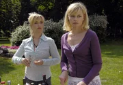 Susanne (Susanna Simon, re.) und Anja (Tina Ruland) bereiten ein Gartenfest f&uuml;r ihre Mutter vor.