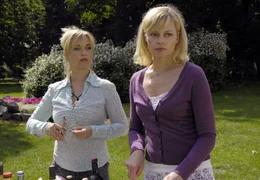 Susanne (Susanna Simon, re.) und Anja (Tina Ruland) bereiten ein Gartenfest f&uuml;r ihre Mutter vor.