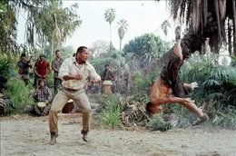 Vorne, links: Beck (Dwayne 'The Rock' Johnson)