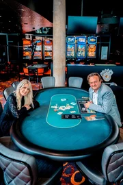 Hanno Settele trifft im Casino auf Pokerweltmeisterin und 3-Fache Europameisterin im Pokern Jessica Teusl.