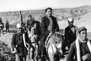 SRF school Mao – Chinas roter Kaiser: Langer Marsch Mao Zedong auf dem Pferd während des langen Marschs SRF school Mao – Chinas roter Kaiser: Langer Marsch Mao Zedong auf dem Pferd während des langen Marschs