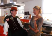 Gertrude (Barbara Focke, links) hat f&uuml;r ihre k&uuml;nftige Schwiegertochter und angehende Bauersfrau Elisabeth (Claudine Wilde) das passende Outfit mitgebracht.