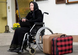 Die Seniorin Erni (Gertrud Roll) wurde von ihren lieblosen Kindern einfach zum Abholen bereit gestellt.