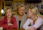 Hilde (Ruth Maria Kubitschek, Mitte) muss ihre liebeskranken T&ouml;chter Susanne (Susanna Simon, re.) und Anja (Tina Ruland) tr&ouml;sten.