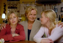 Hilde (Ruth Maria Kubitschek, Mitte) muss ihre liebeskranken T&ouml;chter Susanne (Susanna Simon, re.) und Anja (Tina Ruland) tr&ouml;sten.