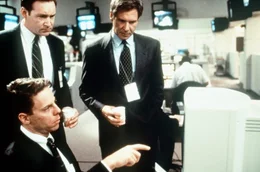 Jeder ist f&uuml;r Ryan (Harrison Ford, r.) und seine Leuten verd&auml;chtig ...