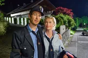Nach dem Festumzug machen sich Stefan (Stefan Murr) und Marie (Christine Eixenberger) leicht angeheitert zu Fu&szlig; auf den Heimweg.