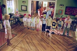 Familienrat: Kate (Bonnie Hunt, l.), Nigel und Kyle (Brent und Shane Kinsman, 2. und 3.v.l.), Kim (Morgan York, 4.v.l.), Jessica (Liliana Mumy, 5.v.l.), Sarah (Alyson Stoner, M.), Tom (Steve Martin, 5.v.r.), Jake (Jacob Smith, 4.v.r.), Mike (Blake Woodruff, 3.v.r.), Mark (Forrest Landis, 2.v.r.) und Henry (Kevin G. Schmidt, r.) ...