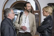 Hajo Trautzschke (Andreas Schmidt-Schaller, l.) und Ina Zimmermann (Melanie Marschke, r.) verd&auml;chtigen den Hausbesitzer Georg Jacobi (Alexander W&uuml;st, M.), seine Nachbarin erstochen zu haben.