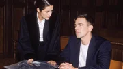 Der Kriminalbeamte Bonhoff (Wolfgang Krewe) wird vor Gericht von Staatsanw&auml;ltin Sturm (Mariella Ahrens) nach seinen Erkenntnissen befragt.