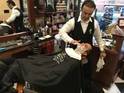 Der perfekte Ort f&uuml;r einen DNA-Diebstahl: ein Friseursalon. Eine Rasur - und schon ist die DNA auf der Klinge.