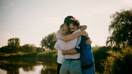David begegnet dem Geist seines verstorbenen Freundes Andreas, der sich k&uuml;rzlich das Leben genommen hat. Geplagt von Schuldgef&uuml;hlen gegen&uuml;ber seinem einst besten Freund, versucht er eine Antwort zu finden, warum Andreas als Geist zur&uuml;ckgekommen ist. - Die einst besten Freunde David (Ali Berber, rechts), Paula (Amal Keller) und Andreas (Manolo Bertling, hinten) in einem letzten innigen Moment, den das Trio gemeinsam erlebt.