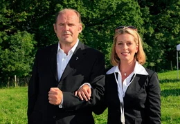 W&auml;hrend andere sich zanken, kommen Pfarrer Hagen (August Schm&ouml;lzer) und die kesse Nadine (Karin Thaler) sich n&auml;her.