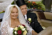 Hilde (Ruth Maria Kubitschek) und Theo (Ernst Stankovski) erleben eine romantische Hochzeit.