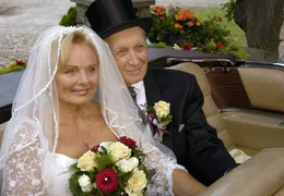 Hilde (Ruth Maria Kubitschek) und Theo (Ernst Stankovski) erleben eine romantische Hochzeit.