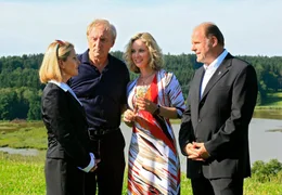 Siegfried (G&uuml;nther Maria Halmer, 2. von links) und Irene (Ann-Kathrin Kramer, 2. von rechts) staunen nicht schlecht, als Hagen (August Schm&ouml;lzer) und Nadine (Karin Thaler) ihnen eine &Uuml;berraschung pr&auml;sentieren.