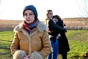 Karin (Katrin Sass) mit Julia (Lisa Maria Potthoff) und Anke Krenzlin (Mathilde Bundschuh) am Tatort.
