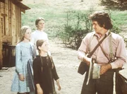 Charles (Michael Landon, l.) und sein neuer Freund Jacob (Richard O. Hurst, r.) arbeiten in einem Steinbruch.