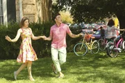 Lassen die vergangene Zeit auf besondere Weise Revue passieren: Sue (Eden Sher, l.) und Brad (Brock Ciarlelli, r.) ... Lassen die vergangene Zeit auf besondere Weise Revue passieren: Sue (Eden Sher, l.) und Brad (Brock Ciarlelli, r.) ...