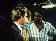 John-Boy (Richard Thomas, l.) hat es übernommen, den Boxer James (Cleavon Little, r.) zu managen. John-Boy (Richard Thomas, l.) hat es übernommen, den Boxer James (Cleavon Little, r.) zu managen.