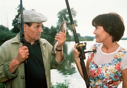 Paula (Thekla Carola Wied) freundet sich mit dem netten Sparkassen-Filialleiter Walter Steiner (J&uuml;rgen Schornagel) an.