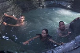 Der anfangs simple Routinejob von Beck entpuppt sich schon bald als wilde Hetzjagd durch den Urwald: Beck (Dwayne Johnson, r.), Travis (Seann William Scott, l.) und Rebellenf&uuml;hrerin Mariana (Rosario Dawson, M.) ...