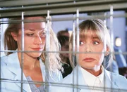 Dagmar (Kristiane Kupfer, li.) erpreßt Jeanette (Christine Schuberth), weil sie ahnt, daß das Geld, mit dem Jeanette spekuliert, von Zöllner stammt. Jeanette läßt sich von Dagmars Drohungen nicht einschüchtern. Dagmar (Kristiane Kupfer, li.) erpreßt Jeanette (Christine Schuberth), weil sie ahnt, daß das Geld, mit dem Jeanette spekuliert, von Zöllner stammt. Jeanette läßt sich von Dagmars Drohungen nicht einschüchtern.