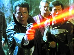 Kirk (William Shatner, l.), Scotty (James Doohan, M.) und Sulu (George Takei, r.) gelingt es, den Klingonen-Kommandanten zu &uuml;berlisten.