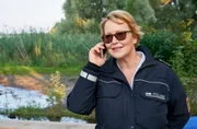 Nele Fehrenbach (Floriane Daniel) wird &uuml;ber neue Entwicklungen im Vermisstenfall informiert.