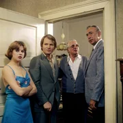 Derrick (Horst Tappert, re.) und Harry Klein (Fritz Wepper, 2.v.li.) machen w&auml;hrend ihrer Ermittlungen einen Besuch bei der Familie Meinecke. Roswitha (Helga Anders, li.) ist n&auml;mlich die Freundin des Tatverd&auml;chtigen. (Josef Dahmen, 2.v.re.).