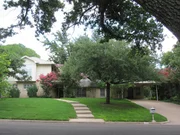 Joanna (l.) und Chip (r.) Gaines geben ihr Bestes, um jedes Haus in dem sie arbeiten zum Juwel der Straße zu machen ... Joanna (l.) und Chip (r.) Gaines geben ihr Bestes, um jedes Haus in dem sie arbeiten zum Juwel der Straße zu machen ...