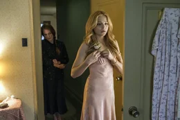 L-R: Margaret White (Julianne Moore), Carrie White (Chlo&euml; Grace Moretz)