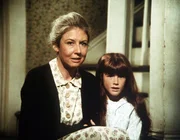 Olivia (Michael Learned, l.) und Elizabeth (Kami Cotler, r.) verfolgen gespannt den Boxkampf ihres Freundes James im Radio. Olivia (Michael Learned, l.) und Elizabeth (Kami Cotler, r.) verfolgen gespannt den Boxkampf ihres Freundes James im Radio.