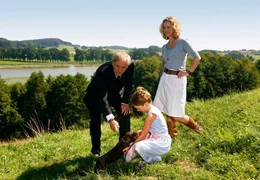 Bestatter Siegfried Schroff (G&uuml;nther Maria Halmer) ist gar nicht erfreut, dass Irenes (Ann-Kathrin Kramer) Tochter Katja (Alina Freund) seinen Dackel f&uuml;ttert.