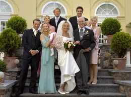 Eine schrecklich nette Gro&szlig;familie: Braut Hilde (Ruth Maria Kubitschek) und Br&auml;utigam Theo (Ernst Stankovski) mit Regina (Marita Marschall, 2. von links) und Robert (Michael Roll, links), Anja (Tina Ruland, hinten links) und Sebastian (Oliver Clemens, hinten links) sowie Susanne (Susanna Simon, rechts) und Frank (Oliver Bootz, hinten rechts).