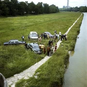 20. Am Isarufer entdecken Spazierg&auml;nger ein junges M&auml;dchen: es ist erschossen worden. Die Spurensuche bleibt ergebnislos, es sind keine Hinweise zu finden.