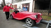 William (Mitte) trennt sich seiner Familie zu Liebe vom Trödel. Foto, re.: Trödelprofi Otto Schulte William (Mitte) trennt sich seiner Familie zu Liebe vom Trödel. Foto, re.: Trödelprofi Otto Schulte
