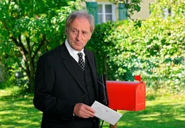 Der Bestatter Siegfried Schroff (G&uuml;nther Maria Halmer) ist sehr zuversichtlich, dass man ihm den Zuschlag f&uuml;r das Grundst&uuml;ck geben wird.