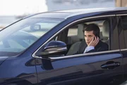 Frankie Rizzoli (Jordan Bridges) hat die Überwachung eines Verdächtigen übernommen... Frankie Rizzoli (Jordan Bridges) hat die Überwachung eines Verdächtigen übernommen...