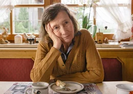 Die r&uuml;stige Seniorin Erni (Gertrud Roll) ist ein herzensguter und kluger Mensch.