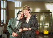 Ilse (Christiane Reiff) und Gregor (Santiago Ziesmer) l&auml;cheln f&uuml;r die Illustrierte. Sie haben beschlossen, von ganz vorne anzufangen.