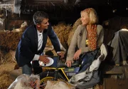 Der Hobby-Motorsportler Karl (Timothy Peach) zeigt seiner Freundin Elisabeth (Claudine Wilde) sein PS-starkes Zweirad.