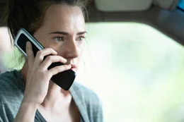 W&auml;hrend ihr eigenes Handy verschwunden ist, entdeckt Rachel (Caren Pistorius) im Auto ein ihr v&ouml;llig fremdes, auf dem ein Anruf eingeht.