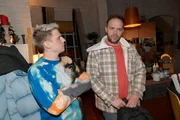 Moritz (Lennart Borchert, l.) erkennt Eriks (Patrick Heinrich) Sorge, der gerade von Tonis Undercover-Einsatz erfahren hat.