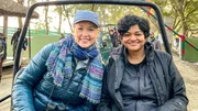 Nina (links) besucht mit Artensch&uuml;tzerin Divya in Indien den Kaziranga Nationalpark. Hier leben einige der letzten Panzernash&ouml;rner der Welt. (Divya Vasudev).