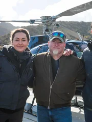 L-R: Gastgeberin Jessica Chobot fliegt mit Luis Elizondo in den Himmel.