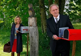 Die neuen Nachbarn Siegfried (G&uuml;nther Maria Halmer) und Irene (Ann-Kathrin Kramer) haben nicht nur das Briefkasten-Modell gemeinsam, sondern sind sich auch sonst &auml;hnlicher, als sie zugeben wollen.