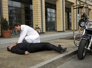 Achim Petersen (Heinrich Schafmeister, links) ist mit seinem besten Freund Udo auf Motorradtour. Nun wird Udo nach einem kleinen Unfall, den Achim verursacht hat, in der Sachsenklinik behandelt. Als Achim sich um die Motorr&auml;der k&uuml;mmern will, bricht er pl&ouml;tzlich vor der Klinik zusammen. Dr. Martin Stein (Bernhard Bettermann) kommt ihm sofort zu Hilfe.