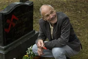 Sascha und Frank finden Hermann (Hans-Peter Hallwachs) auf einem Friedhof wieder, wo er am&uuml;siert Grabsteine mit Hakenkreuzen bemalt.